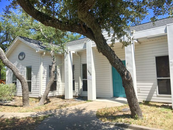 Twisted Oak Work Suites: 1806 Harbor Dr, Rockport, TX 78382